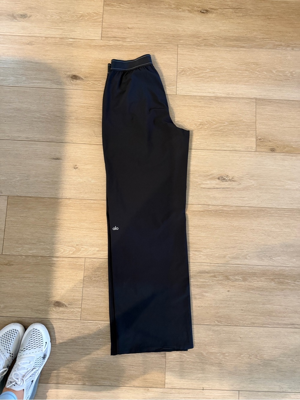 ALO Yoga | SUIT UP TROUSER (Long) Black Track Pants - Picture 5 of 6